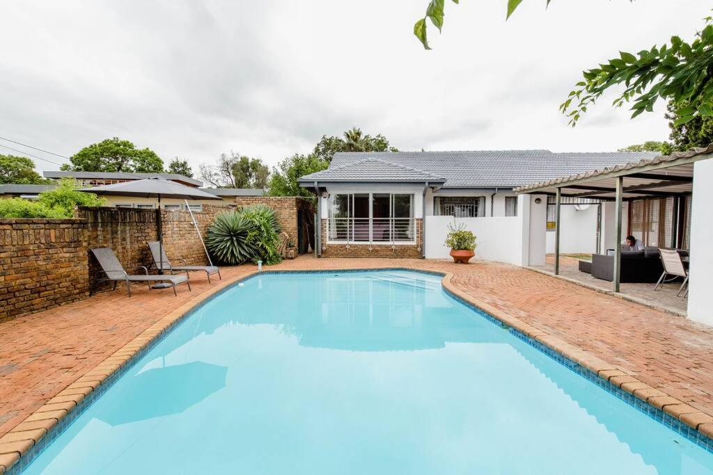 Spacious Menlyn Maine Villa Pretoria-Noord Exteriör bild