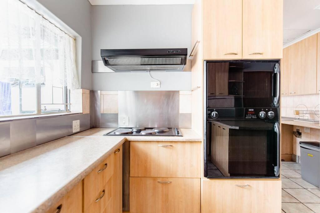 Spacious Menlyn Maine Villa Pretoria-Noord Exteriör bild