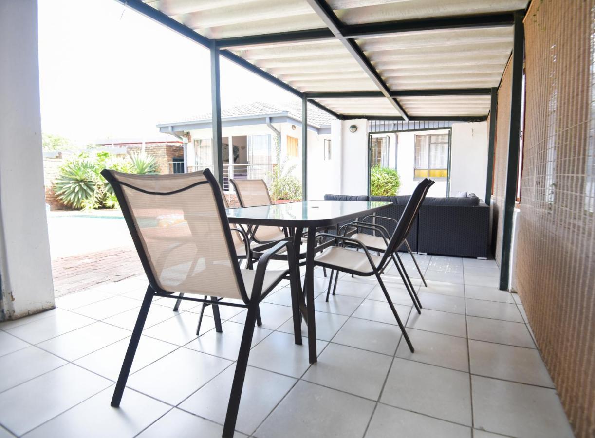 Spacious Menlyn Maine Villa Pretoria-Noord Exteriör bild