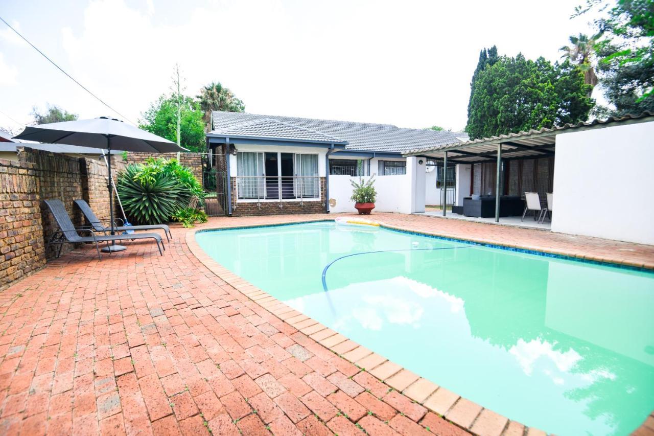 Spacious Menlyn Maine Villa Pretoria-Noord Exteriör bild